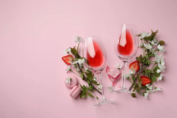분홍색 배경에 포도주 — 스톡 사진