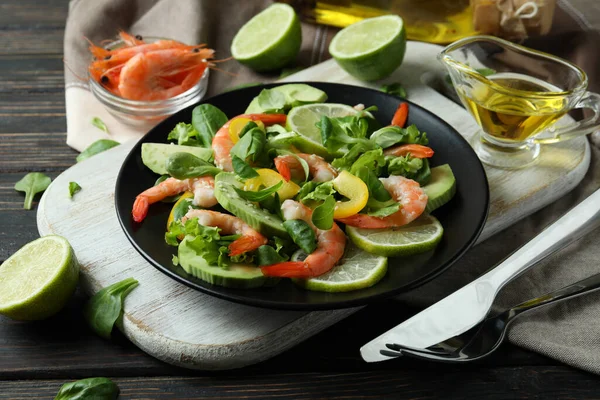 Concepto Sabroso Comer Con Ensalada Camarones Mesa Madera — Foto de Stock