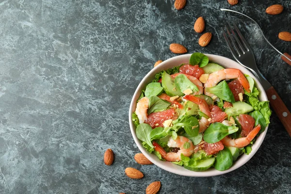 Concetto Mangiare Gustoso Con Insalata Gamberetti Sul Tavolo Fumoso Nero — Foto Stock