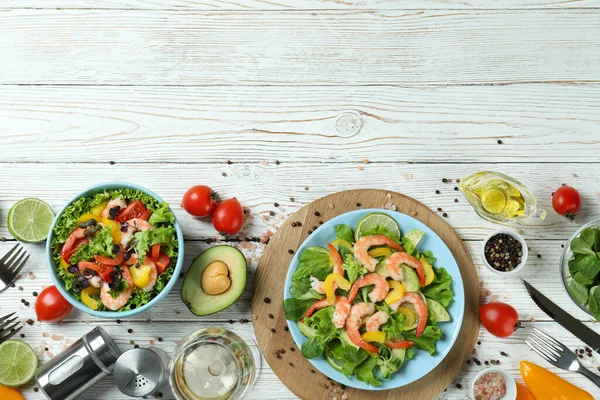 Conceito Saboroso Comer Com Salada Camarão Mesa Madeira Branca — Fotografia de Stock