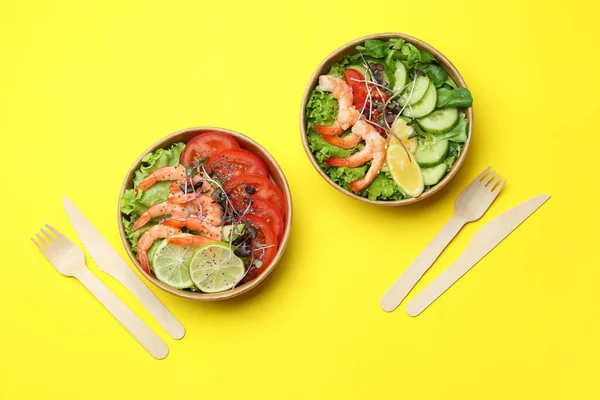 Conceito Saboroso Comer Com Saladas Camarão Fundo Amarelo — Fotografia de Stock