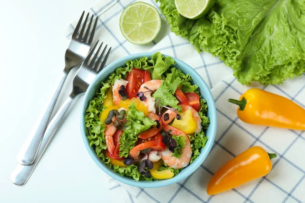 Konzept Des Leckeren Essens Mit Garnelensalat Auf Weißem Hintergrund — Stockfoto