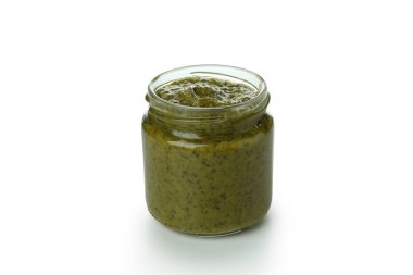 Beyaz arka planda izole edilmiş bir kavanoz pesto sosu.