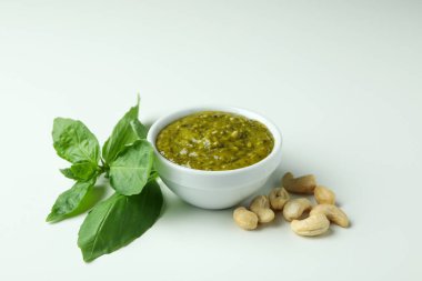 Beyaz arka planda pesto sosu ve malzemeler