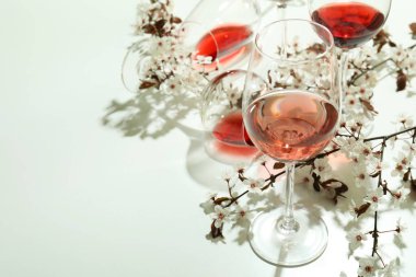 Beyaz arka planda şarap ve kiraz çiçekleri.