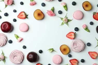 Beyaz arka planda lezzetli badem kurabiyesi ve lokum kavramı