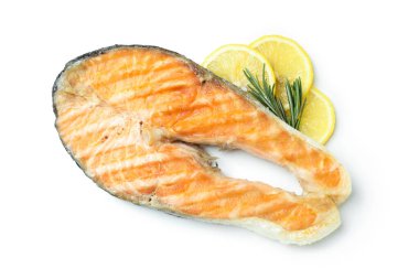 Beyaz arka planda izole edilmiş ızgara somon balığı.