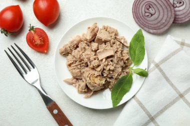 Beyaz desenli arka planda konserve ton balığı ile lezzetli yemek kavramı