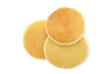 Beyaz arka planda üç lezzetli krep.