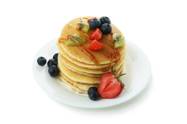 Beyaz arka planda izole edilmiş leziz krep tabağı