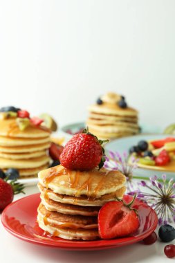 Lezzetli tatlı ve krep kavramı, yakın plan.