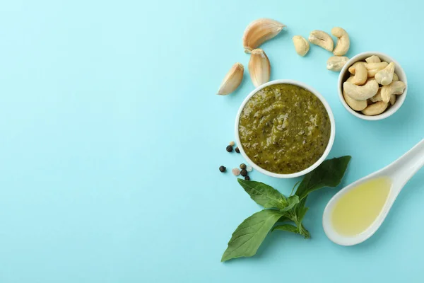 Mangkuk Saus Pesto Dan Bahan Pada Latar Belakang Biru — Stok Foto