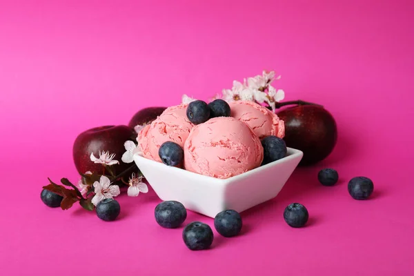 분홍색 배경에 맛있는 아이스크림에 — 스톡 사진