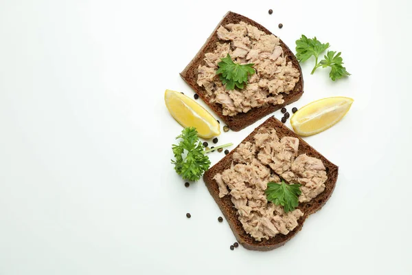Sandwiches Mit Thunfischkonserven Auf Weißem Hintergrund — Stockfoto