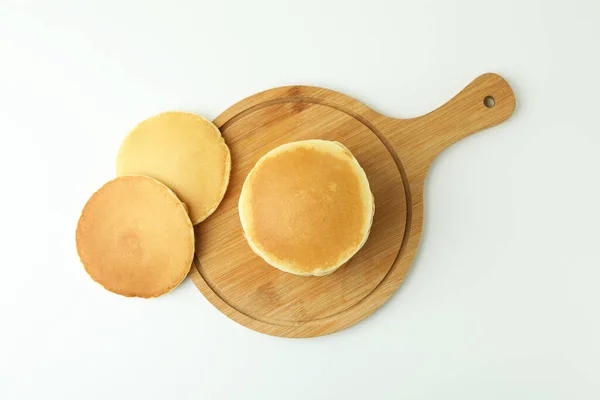 Tablero Con Sabrosos Panqueques Sobre Mesa Blanca — Foto de Stock