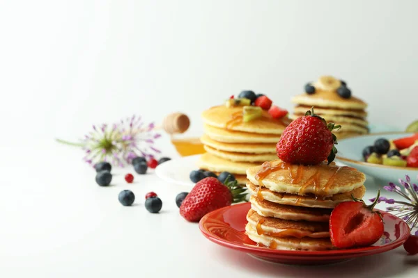 Conceito Deliciosa Sobremesa Com Panquecas Mesa Branca — Fotografia de Stock