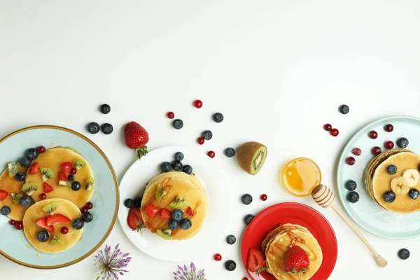 Konsep Makanan Penutup Lezat Dengan Pancake Latar Belakang Putih — Stok Foto