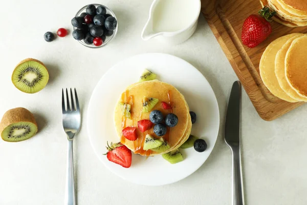 Konsep Makanan Penutup Lezat Dengan Pancake Atas Meja Bertekstur Putih — Stok Foto