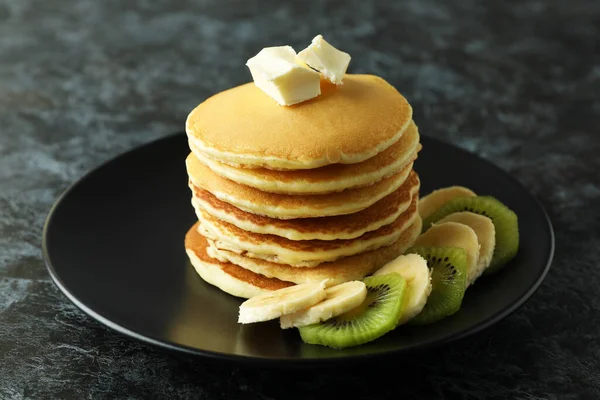 Placa Con Panqueques Con Mantequilla Kiwi Plátano Sobre Mesa Ahumada — Foto de Stock