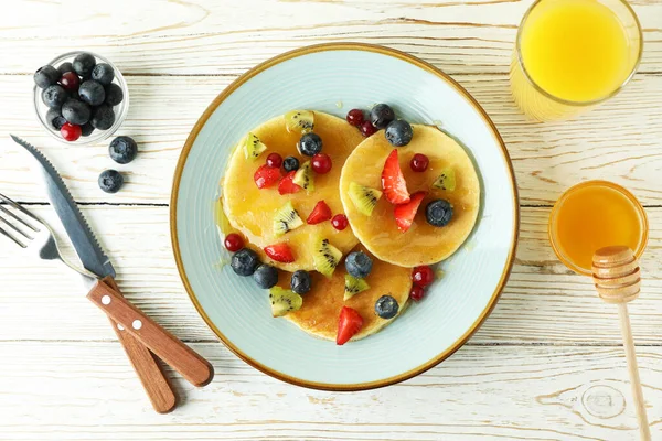 Konsep Makanan Penutup Lezat Dengan Pancake Atas Meja Kayu Putih — Stok Foto