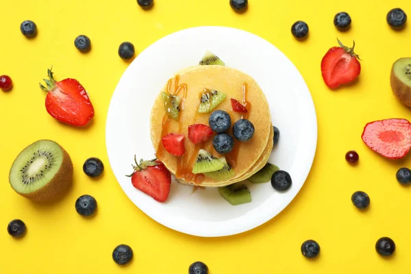 Konsep Makanan Penutup Lezat Dengan Pancake Latar Belakang Kuning — Stok Foto