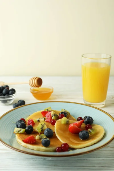 Concept Dessert Délicieux Avec Crêpes Sur Table Bois Blanc — Photo