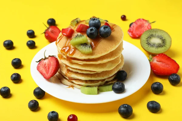 Concepto Delicioso Postre Con Panqueques Sobre Fondo Amarillo — Foto de Stock