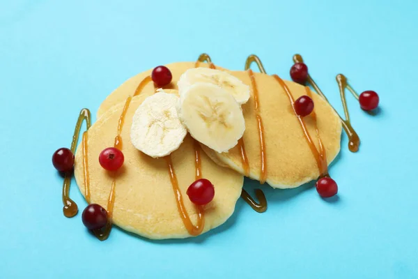Pancake Dengan Cranberry Pisang Dan Karamel Dengan Latar Belakang Biru — Stok Foto