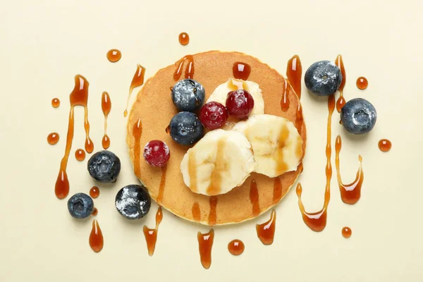 Conceito Comida Saborosa Com Panqueca Fundo Bege — Fotografia de Stock