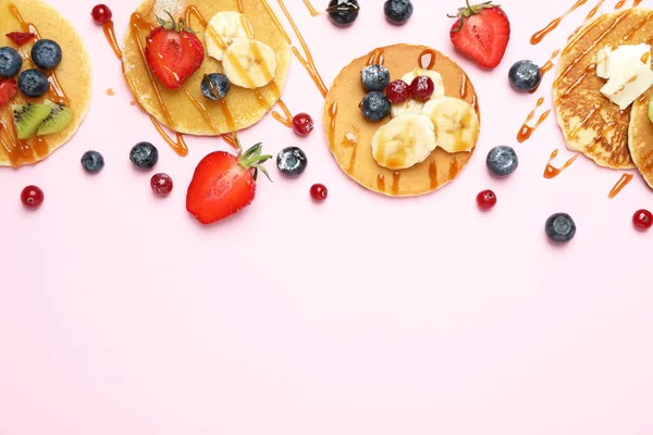 Concepto Delicioso Postre Con Panqueques Sobre Fondo Rosa — Foto de Stock