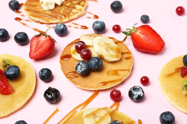 Concept Dessert Délicieux Avec Crêpes Sur Fond Rose — Photo