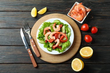 Tahta masada karides salatasıyla lezzetli yemek kavramı