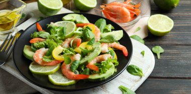 Tahta masada karides salatasıyla lezzetli yemek kavramı