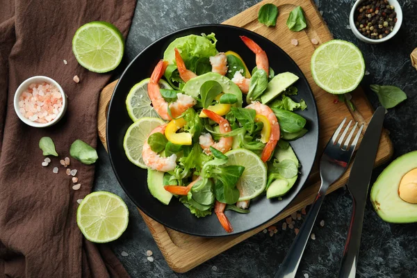 Conceito Saboroso Comer Com Salada Camarão Fundo Preto Fumado — Fotografia de Stock