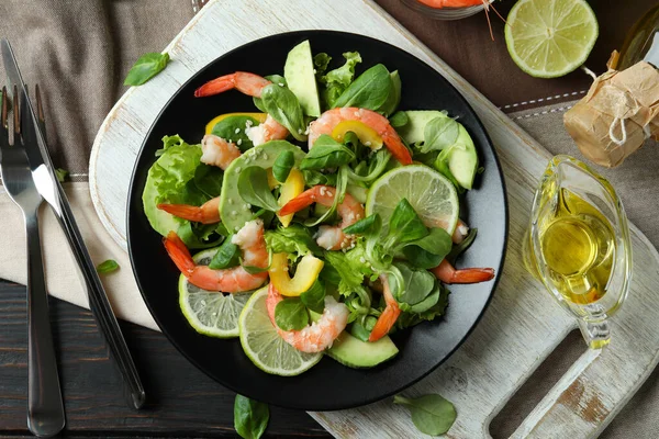 Conceito Saboroso Comer Com Salada Camarão Mesa Madeira — Fotografia de Stock