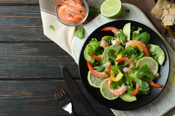 Conceito Saboroso Comer Com Salada Camarão Mesa Madeira — Fotografia de Stock