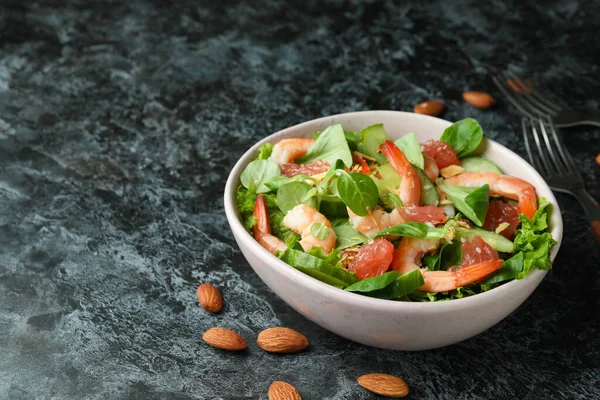 Siyah Dumanlı Masada Karides Salatasıyla Lezzetli Yemek Kavramı — Stok fotoğraf