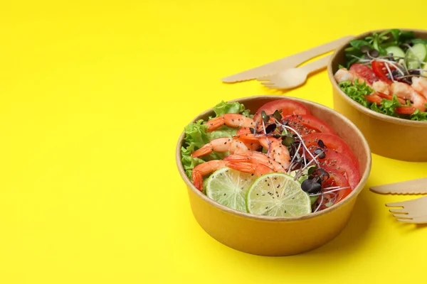 Conceito Saboroso Comer Com Saladas Camarão Fundo Amarelo — Fotografia de Stock