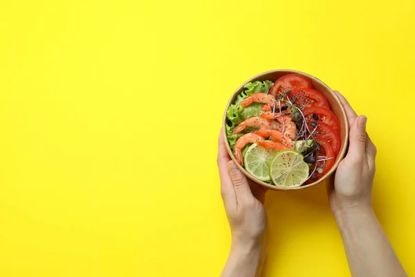 Concetto Gustoso Mangiare Con Insalata Gamberetti Sfondo Giallo — Foto Stock