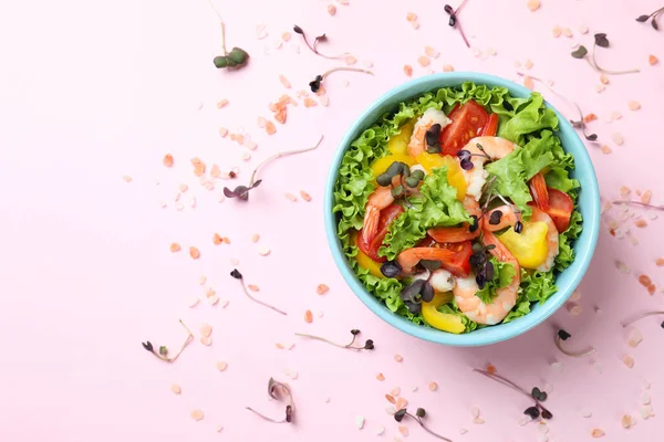 Pembe Arka Planda Karides Salatasıyla Lezzetli Yemek Kavramı — Stok fotoğraf