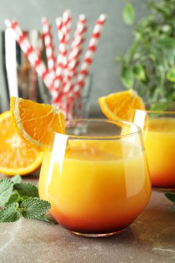 Gri desenli masada tekila kokteylleri, yakın çekim.