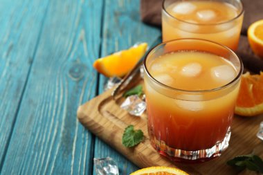 Tekila gündoğumu kokteylleri ve ahşap masa malzemeleri.