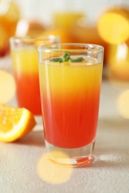 Tekila gün doğumu kokteylleri beyaz desenli masada, yakın çekim.