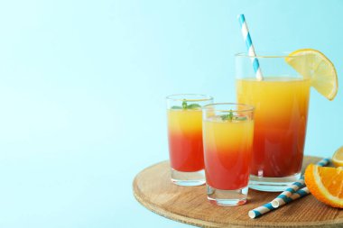 Mavi arka planda tekila kokteyli olan pano