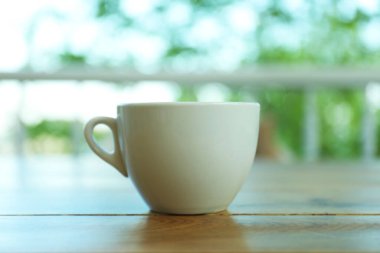 Restorandaki ahşap masada bir fincan kahve.