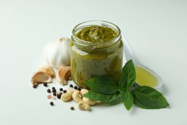 Beyaz arka planda pesto sosu ve malzemeler