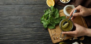 Ahşap zeminde pesto sosu pişirme kavramı