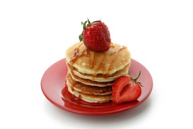 Beyaz arka planda çilekli ve karamel kaplı krepler