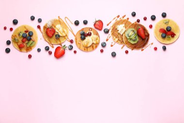 Pembe arka planda krepli lezzetli tatlı kavramı