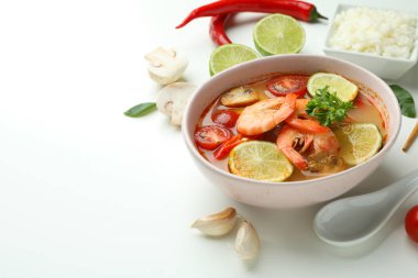 Tom beyaz arka planda lezzetli çorba ve malzemeler